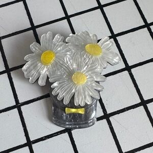 Erstwilder Day’s Eye brooch